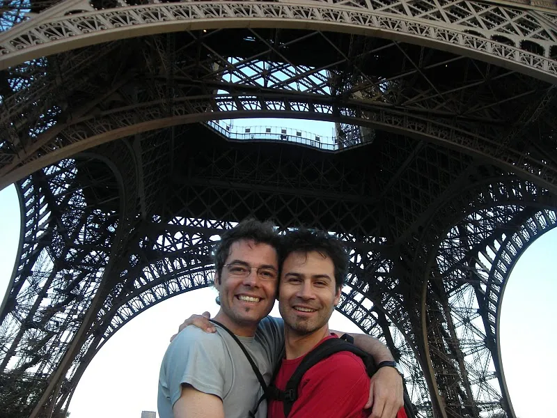 Gabriel y Octavio, de paseo en uno de sus viajes a París.