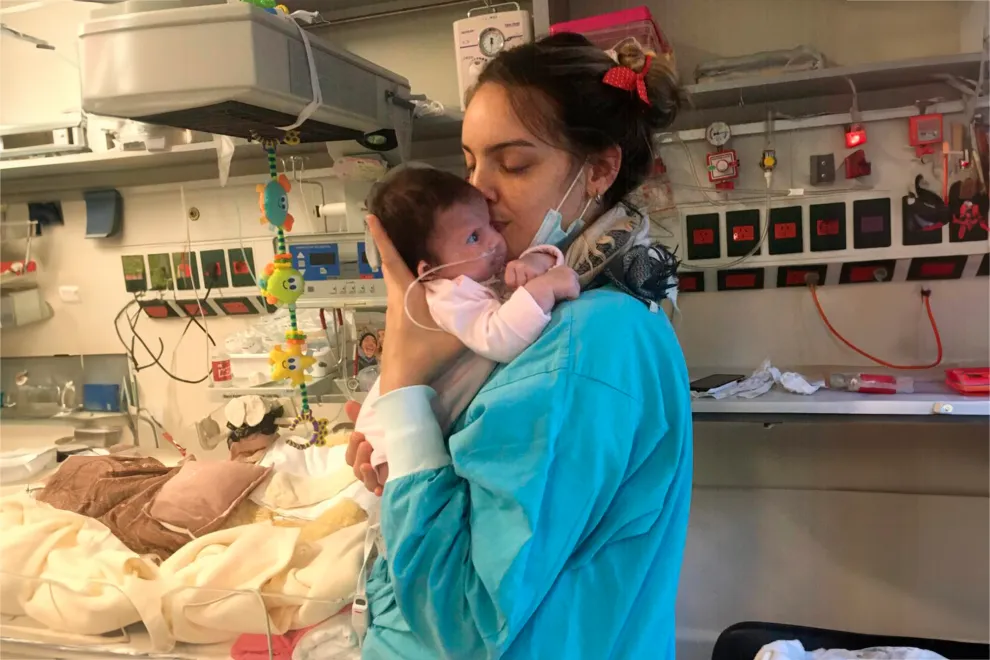 Maca Paz y su hija, Abril, que hoy tiene un año y medio, nació con un síndrome genético que la llevó a estar internada en neonatología durante 80 días. 